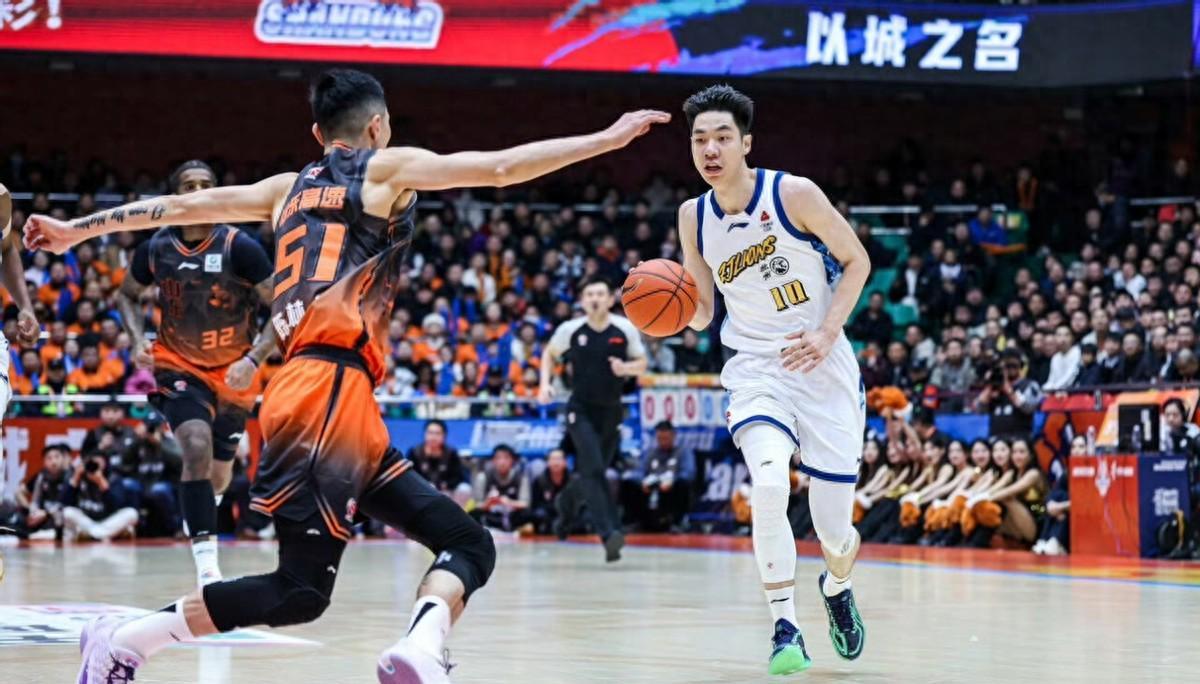 kaiyun开云体育官网-胡金秋31+8+6打爆青岛内线！孙铭徽12+7甘当绿叶 拒绝让出联赛第1