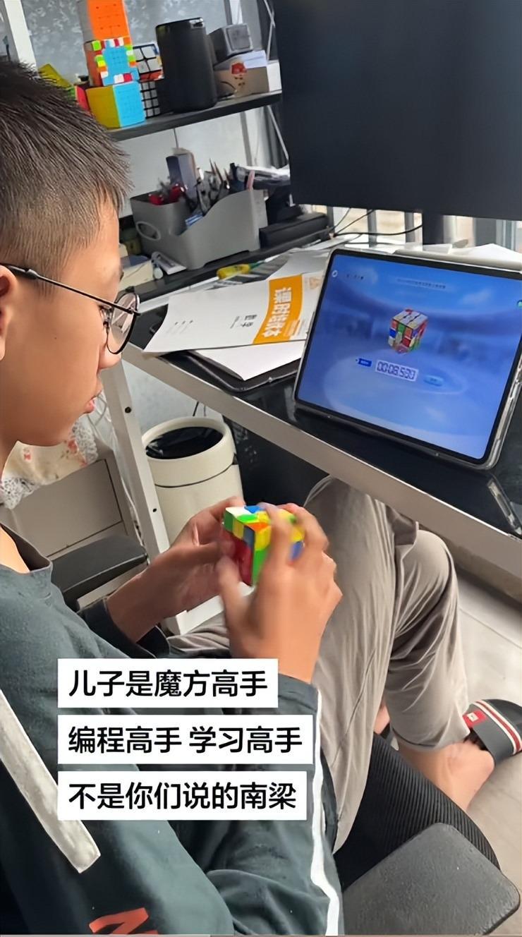 kaiyun开云体育官方入口-“正常男生不会这样坐”，家长晒学霸儿子，被调侃：已预定图灵班