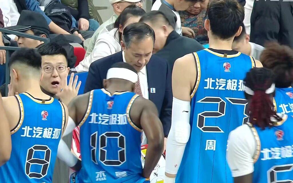 kaiyun-北京男篮继续追逐戴维斯 杨鸣力挺杜锋 曾繁日拳击刘全兴下体被罚